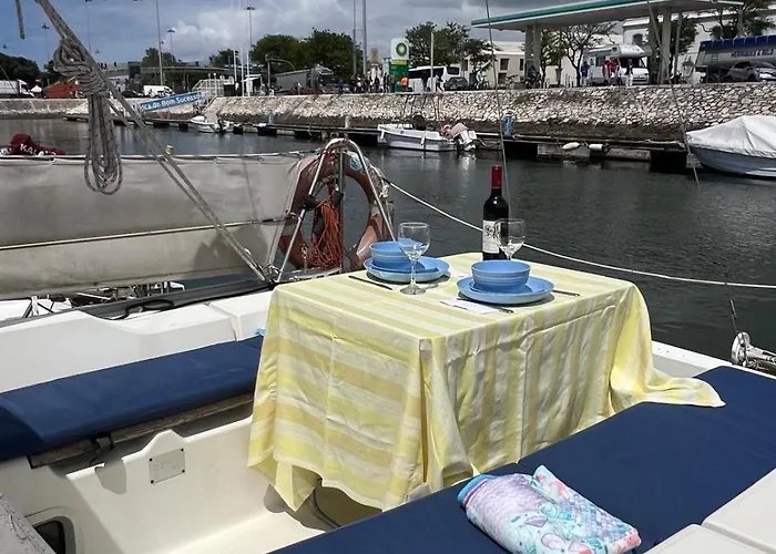 ספינת מלון Deepblue Sail Boat *