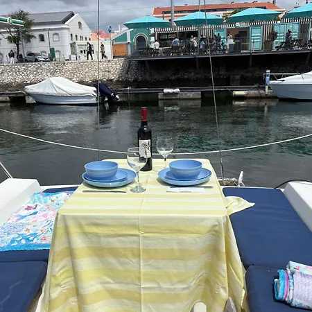 Deepblue Sail Boat Hotel na wodzie *