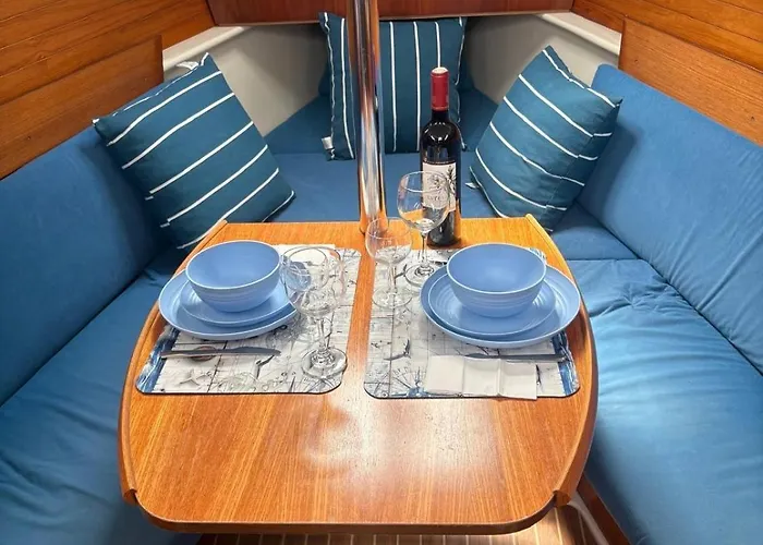 Deepblue Sail Boat Bateau-hôtel
