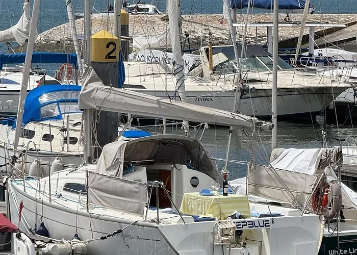 Deepblue Sail Boat Bateau-hôtel