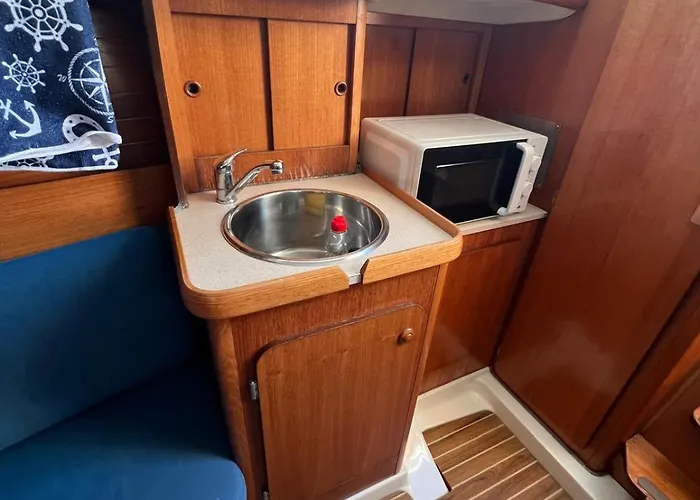 Deepblue Sail Boat Botel Lisboa