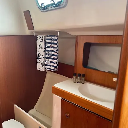 Deepblue Sail Boat ספינת מלון