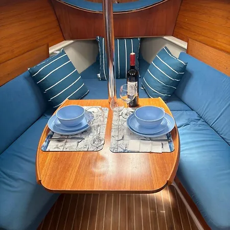 Deepblue Sail Boat ספינת מלון