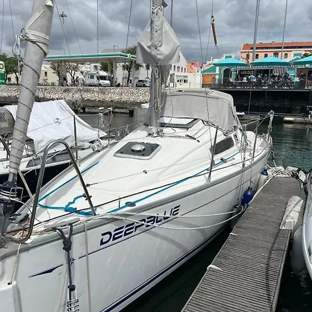 Deepblue Sail Boat ספינת מלון